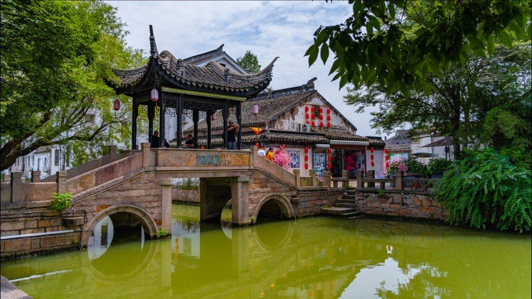 吴云飞前妻再婚引热议,新夫开宾利住豪宅,网友:差距太大